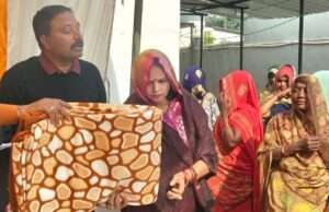 मकर संक्रांति के अवसर पर समाज सेवी ने जरुरतमंदों को बांटे कंबल