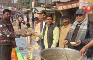 मकरसंक्रांति पर प्रमुख चौराहों पर हुआ खिचड़ी भोज