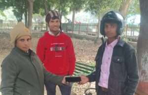 खोया हुआ फ़ोन पाकर युवक के चेहरे ख़ुशी से खिल उठे