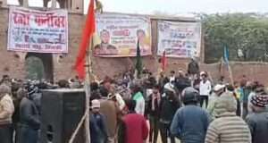 क्रिकेट टूर्नामेंट में छक्के को लेकर भिड़ीं दो टीमें, मारपीट का वीडियो वायरल