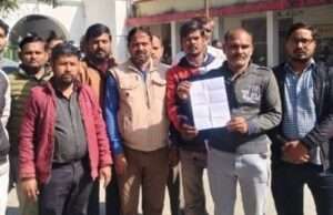 मौनी मंदिर व घंटाघर के फुटपाथी दुकानदारों द्वारा डीएम को सौंपा गया ज्ञापन,अतिक्रमण हटाये जाने के पहले जगह दिये जाने की उठाई मांग