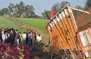 जखौली एन एच -27 पर अचानक द्रक का टायर फटने से अनियंत्रित होकर सड़क किनारे खड़े पांच लोगों को रौंदता हुआ खंदक में जा पलटा