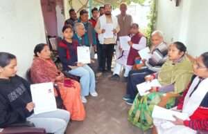 नाम बढ़ाने को बूथों की गलियों में पहुंचे कार्यकर्ता, अन्नू श्रीवास्तव ने भरवाए फार्म-6