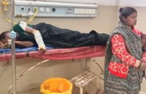 बिस्किट भरी डीसीएम अनियंत्रित होकर पलटी, चालक गंभीर रूप से घायल