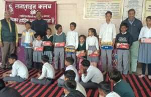 सरस्वती विद्या मंदिर में छात्राओं को जूते वितरित, दो बालिकाओं की छह माह की फीस जमा