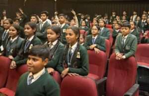 सदाशिव पैलेस में बच्चों ने निःशुल्क देखी बॉर्डर-2, गूंजे देशभक्ति के नारे