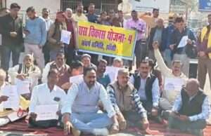 किसान और व्यापारियों ने खोला मोर्चा, गांधी उद्यान में बैठे धरने पर