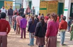 पूर्व प्रधान प्रतिनिधि ने बच्चों को बांटी निःशुल्क खाद्य एवं शैक्षणिक सामग्री