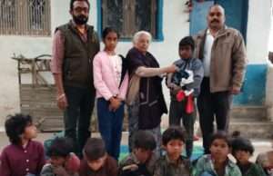 उम्मीद रोशनी ने जरूरतमंदों को बांटे कंबल