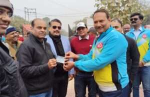 मण्डल रेल प्रबन्धक ने कूपन लेकर किया कर्मचारियों हेतु आयोजित सामूहिक भोज का शुभारम्भ