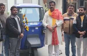 रोजगार की दिशा में मदद: डॉ० संदीप ने जरूरतमंद को सौंपी लोडिंग गाड़ी