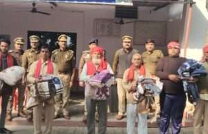 कंबल व टॉर्च पाकर चौकीदारों के खिले चेहरे