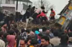 ओवरलोड गन्ना ट्रक पलटने से चपेट आई स्कूल वैन चार घायल; एक की हालत गंभीर