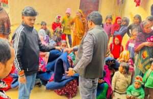 समाजसेवी सपा नेता पवन सिंघाल पटेल ने असहाय गरीबों को बांटे कंबल