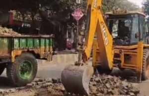 सुबह से ही संकरी सड़क का चौड़ीकरण प्रारंभ अंबेडकर चौराहे से मंशापूर्ण हनुमान जी मंदिर तक काम भी शुरू