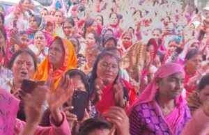 ब्लॉकों से हजारों की संख्या में जुटी आंगनवाड़ी और सहायिकाओं ने पीडब्लू कार्यालय से जुलूस निकाल कर की नारेबाजी