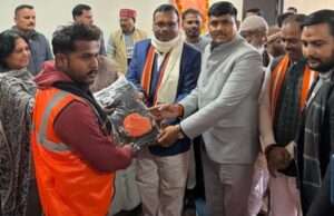 बढ़ती ठंड को देखते बीजेपी जिला अध्यक्ष व मंझनपुर अध्यक्ष ने सफाई कर्मियों को बांटे कंबल
