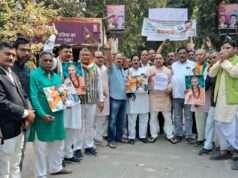 शंकराचार्य के समर्थन में सड़क पर उतरी कांग्रेस, भेजा प्रधानमंत्री को ज्ञापन, बोलें कांग्रेसी जांच की पारदर्शिता के लिए सर्वोच्च न्यायालय के रिटायर्ड जज से करायी जाए जांच