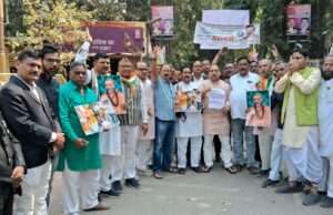 शंकराचार्य के समर्थन में सड़क पर उतरी कांग्रेस, भेजा प्रधानमंत्री को ज्ञापन, बोलें कांग्रेसी जांच की पारदर्शिता के लिए सर्वोच्च न्यायालय के रिटायर्ड जज से करायी जाए जांच