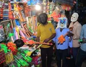 हर्बल हुई काशी की परम्परा, होली के लिए हाथरस से आया 100 क्विंटल हर्बल कलर