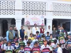 महबूब अली इंटर कॉलेज में अक्षर फाउंडेशन द्वारा स्टेशनरी व बैग वितरण