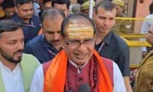 विश्वनाथ मंदिर दर्शन करने पहुंचे कृषि मंत्री शिवराज सिंह चौहान, शंकराचार्य मुद्दे पर रहे खामोश