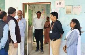 जन्म तिथि में गडबडी कर दें रहा था परीक्षा, एफआईआर डायरेक्ट के निर्देश पर अपर सचिव, डीआईओएस ने पकडकर पुलिस को सौपा पहली पाली में गणित विषय की दें रहा था परीक्षा