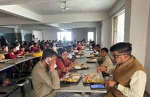 अटल आवासीय विद्यालय में गुणवत्ता विहीन भोजन की शिकायत पर हुई जांच पोस्ट कमेटी की सदस्य भारतीय जनता पार्टी महिला मोर्चे की जिला महामंत्री ने बच्चों के साथ किया भोजन