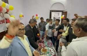 पत्रकारों ने खेली फूलों की होली, देशवासियों को दिया अमन शान्ति का संदेश