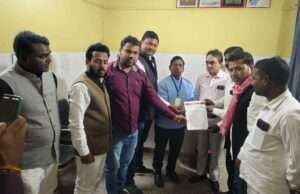 सपाईयों ने एसीएमओ व सीएचसी अधीक्षक को सौंपा ज्ञापन