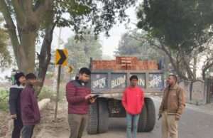 वाराणसी में रेट्रो रिफ्लेक्टिव टेप के बिना संचालित वाणिज्यिक वाहनों के विरुद्ध सघन प्रवर्तन अभियान