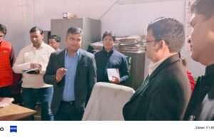 जिलाधिकारी का कलेक्ट्रेट में औचक निरीक्षण, लंबित मामलों के शीघ्र निस्तारण के निर्देश