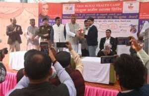 निःशुल्क ग्रामीण स्वास्थ्य शिविर में उमड़ी भीड़, विशेषज्ञ डॉक्टरों ने किया परीक्षण व परामर्श