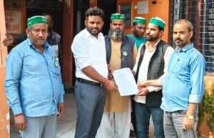 भारतीय किसान यूनियन के कार्यकर्ताओं ने नगर पंचायत पचपेड़वा के ईओ को दिया ज्ञापन