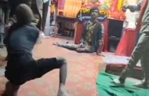 भीख मांग रहे दिव्यांग पर दरोगा ने चलाया डंडा, वीडियो हुआ वायरल, एसपी ने किया लाईन हाजिर