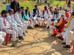 सपा प्रतिनिधिमंडल पहुंचा ड्रमण्डगंज थाना क्षेत्र के ग्राम देवहट