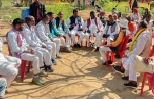 सपा प्रतिनिधिमंडल पहुंचा ड्रमण्डगंज थाना क्षेत्र के ग्राम देवहट