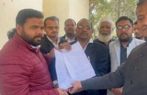 फिल्म ‘घूसखोर पंडित’ के विरोध में खागा में वकीलों का प्रदर्शन