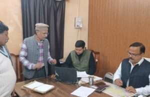 संविदा विद्युत कर्मचारियों की छंटनी पर भड़का संगठन,नगर मजिस्ट्रेट को सौंपा ज्ञापन