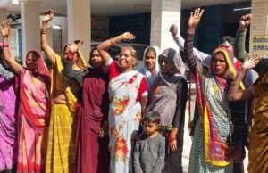 भैरमपुर की महिलाओं ने शराब ठेका हटाने की मांग को लेकर डीएम को सौंपा ज्ञापन