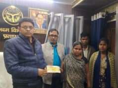 मजदूर के आश्रितों को सौंपी गई प्रतिकर धनराशि की चेक