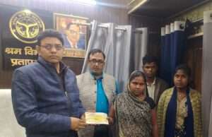 मजदूर के आश्रितों को सौंपी गई प्रतिकर धनराशि की चेक