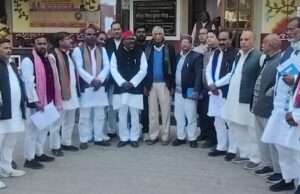 जिला निर्वाचन कार्यालय की बैठक को बीच में छोड़कर उठे सपाई