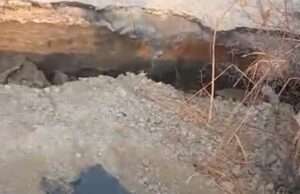 वर्ष भर बाद ही टूट कर क्षतिग्रस्त हो गई प्रधानमंत्री ग्राम सड़क की पुलिया