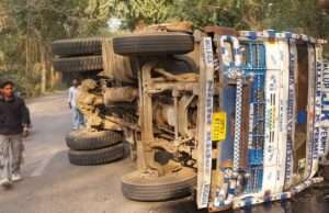 श्री ब्रजेश्वरी इंटर कॉलेज घरुआर मोड़ पर गन्ना लदा ट्रक पलटा, बच्चे बाल-बाल बचे