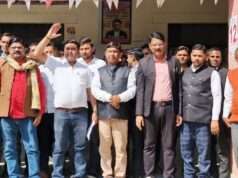 उत्पीड़न को लेकर दूसरे दिन भी लालगंज में गरजे वकील, एसडीएम को दिया ज्ञापन