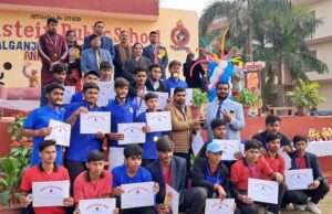 आइंस्टीन पब्लिक स्कूल में आयोजित खेलकूद प्रतियोगिता में बच्चों ने दिखाया दमखम