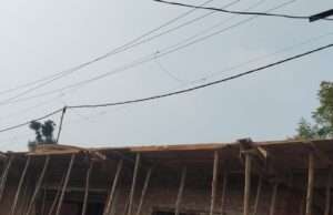 धारूपुर गांव में जर्जर विद्युत पोल से हादसे का अंदेशा