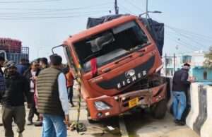 बकेवर ओवरब्रिज पर बड़ा हादसा टला: