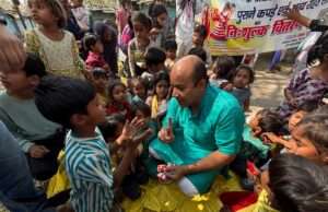 हरे राम सेवा संस्थान और सीएमपी डिग्री कॉलेज के हेल्पेज समिति ने मलीन बस्ती में बिखेरा संवेदना का रंग